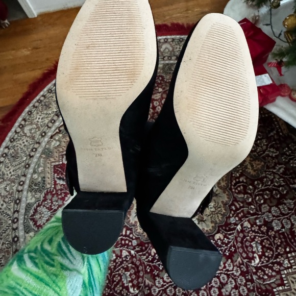 Ann Taylor suede block heel bootie, size 7, tts, never worn, w the original box - Picture 6 of 8